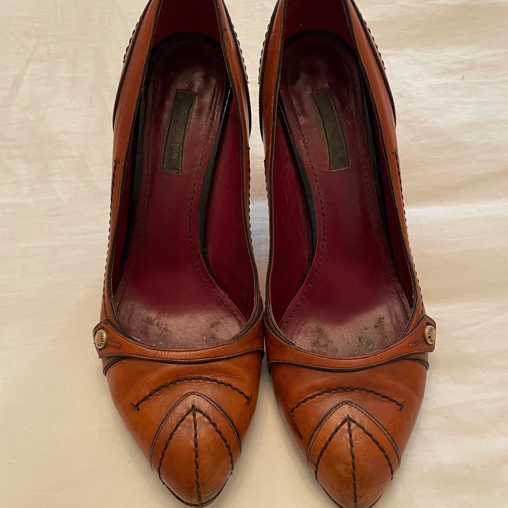 Louis Vuitton brown/tan everyday work pump